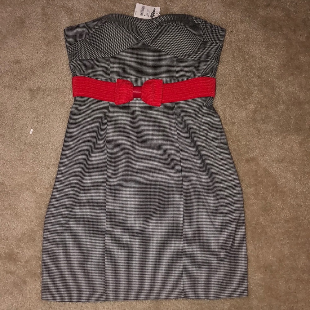 Super cute strapless dress!